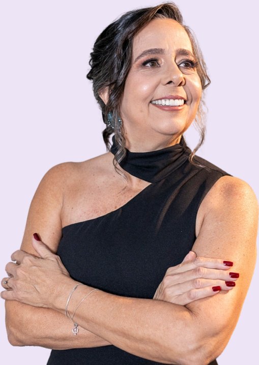 Claudia Tilemann, criadora da Jornada do Ser, sorrindo de braços cruzados